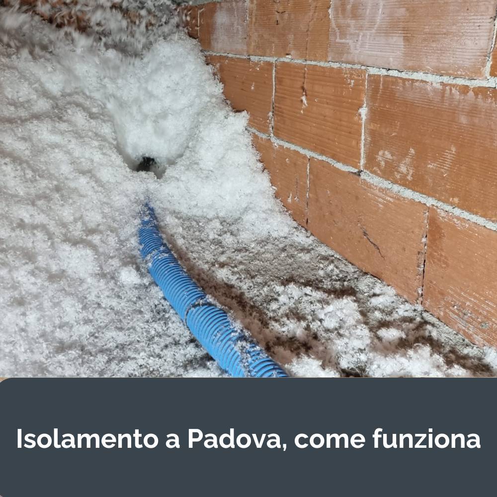 L'immagine mostra della schiuma di fibra di cellulosa per l'isolamento di sottotetti