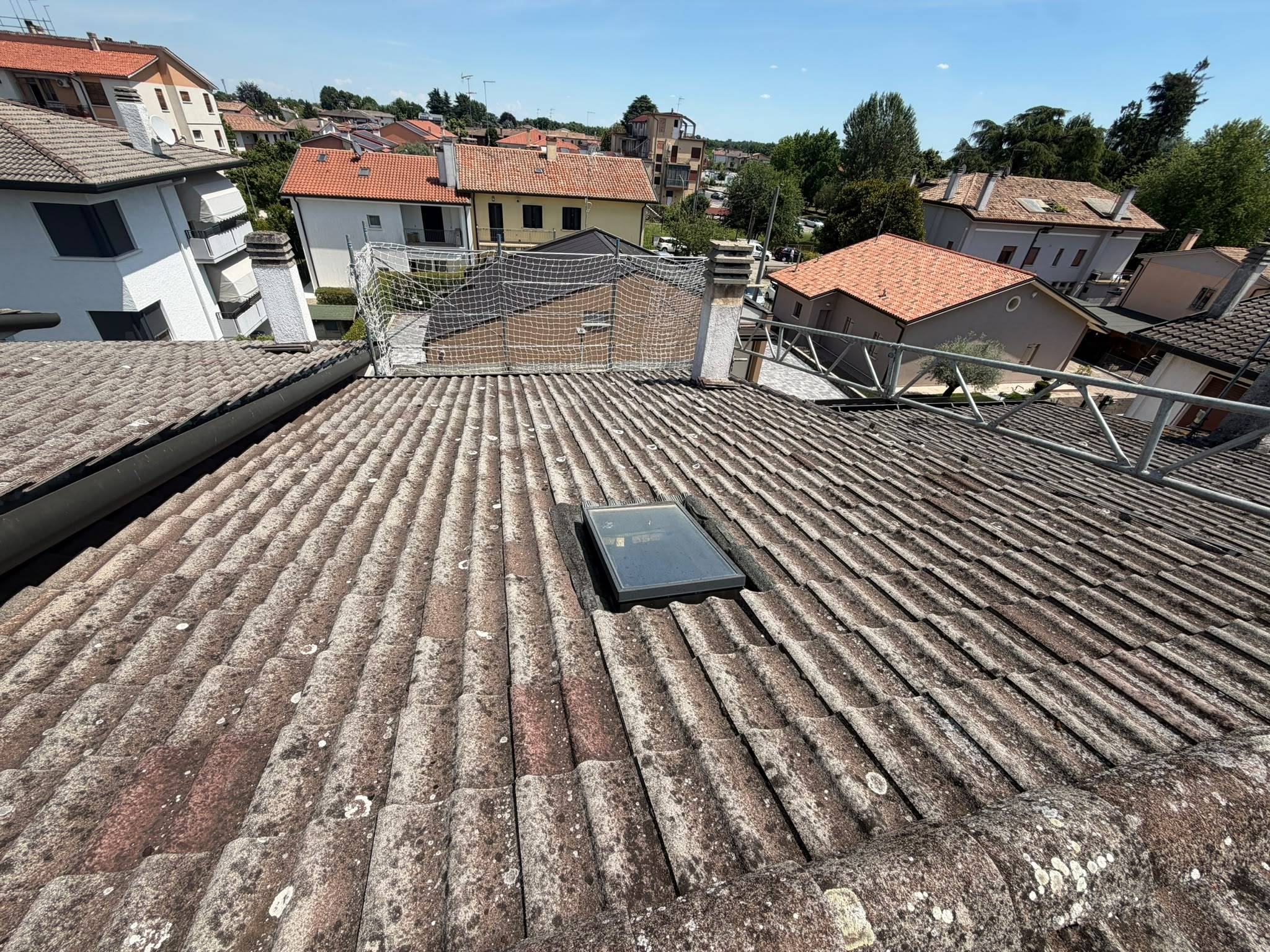 Dettaglio vecchia copertura deteriorata da rimuovere