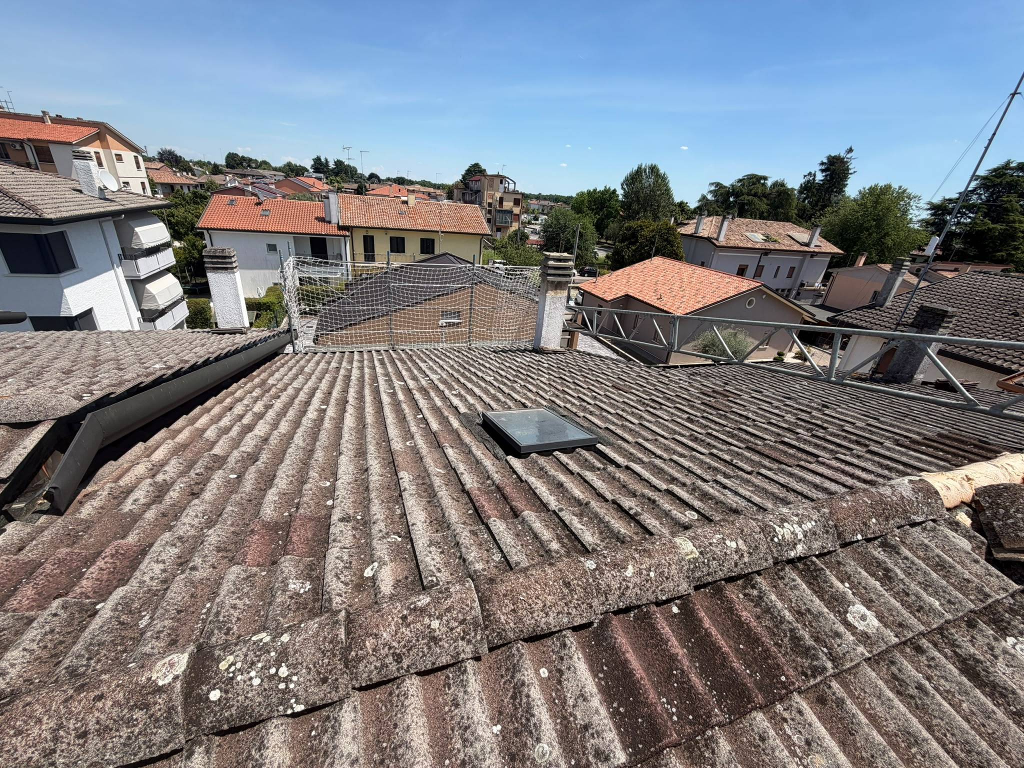 Vecchio manto di copertura prima della sostituzione